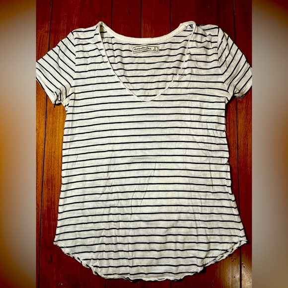 Abercrombie & Fitch - Drapey V-Neck Tee - White with Black Stripes - Small - EUC - Picture 2 of 3